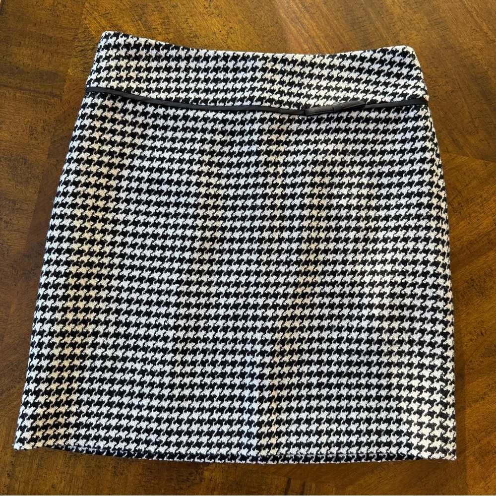 Apostrophe Black and White Houndstooth Mini Skirt - Size 6